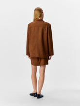 Last inn bildet i Galleri-visningsprogrammet, model_shot-back
