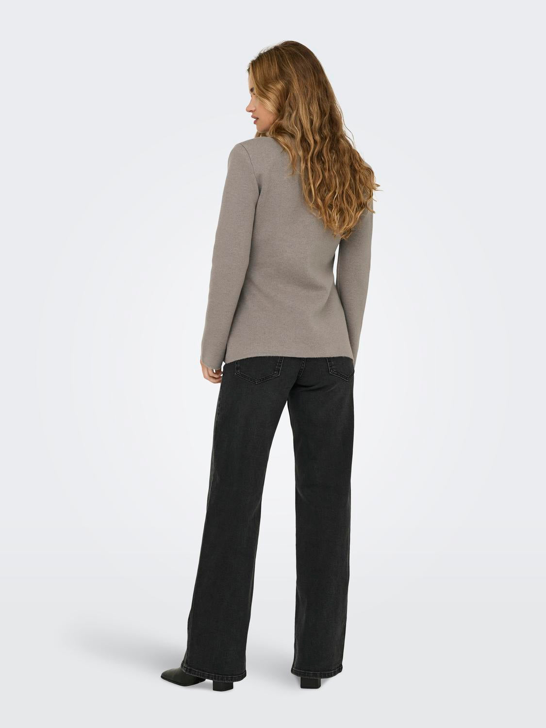 model_shot-back