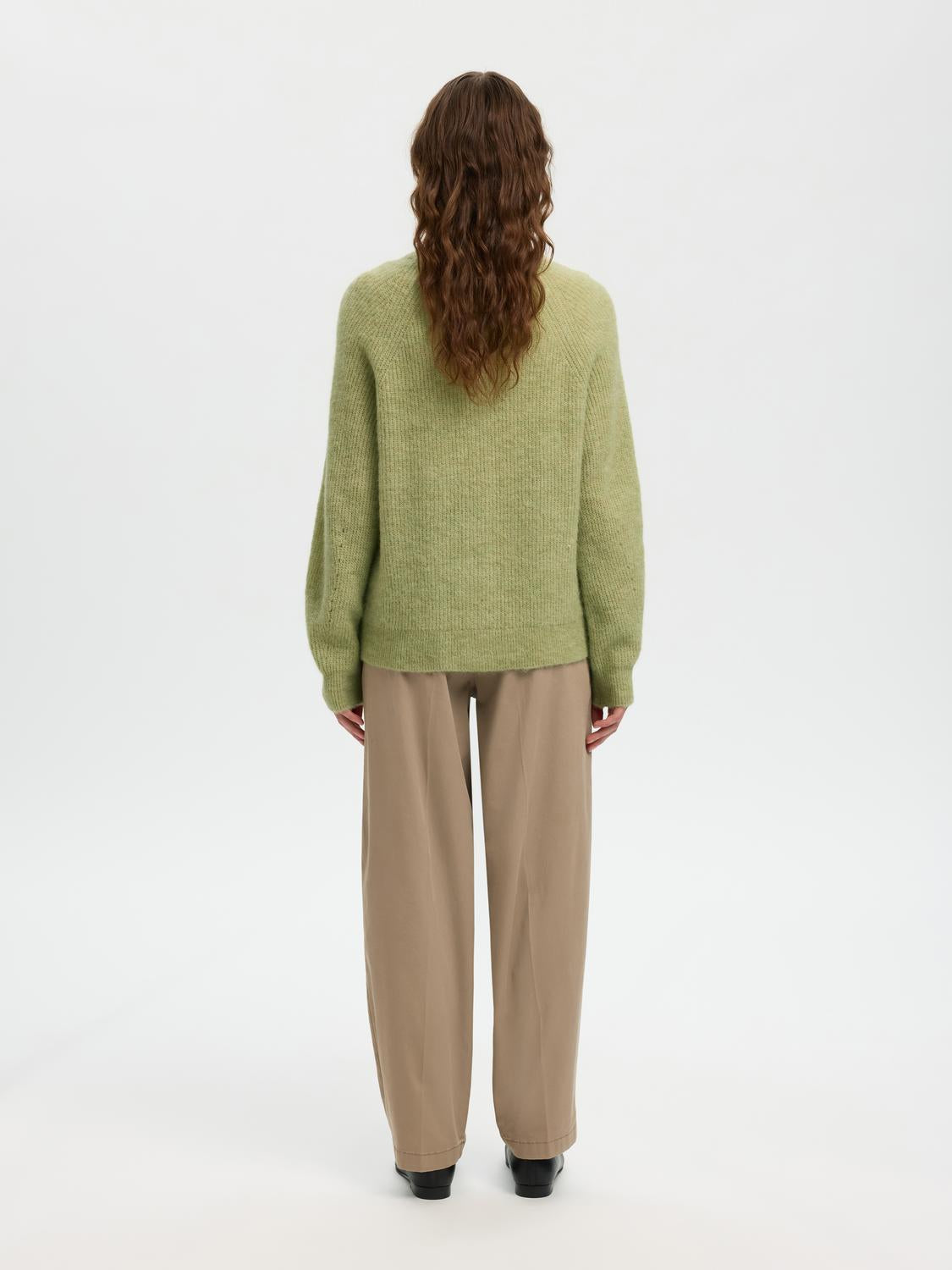 model_shot-back