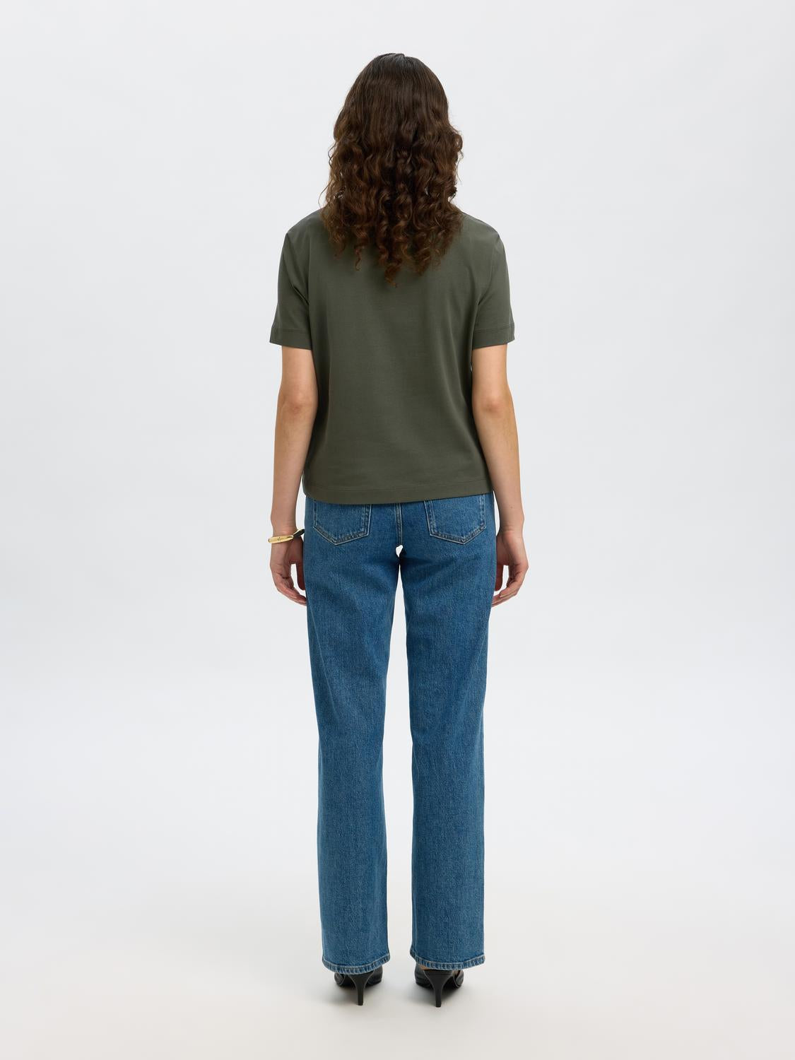 model_shot-back