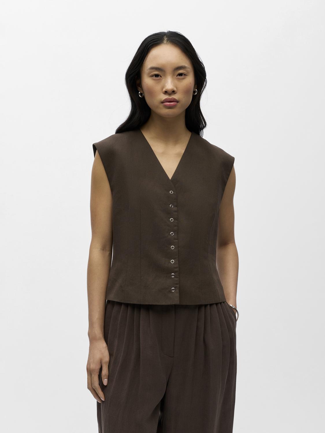 model_shot-front