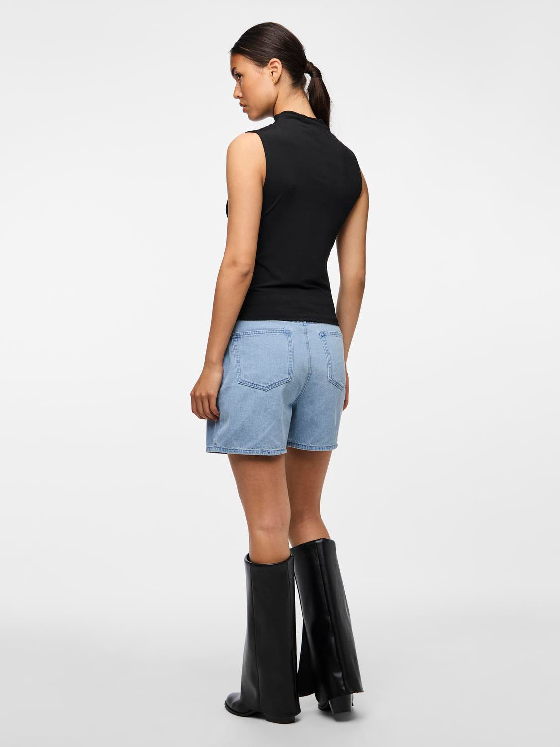 model_shot-back