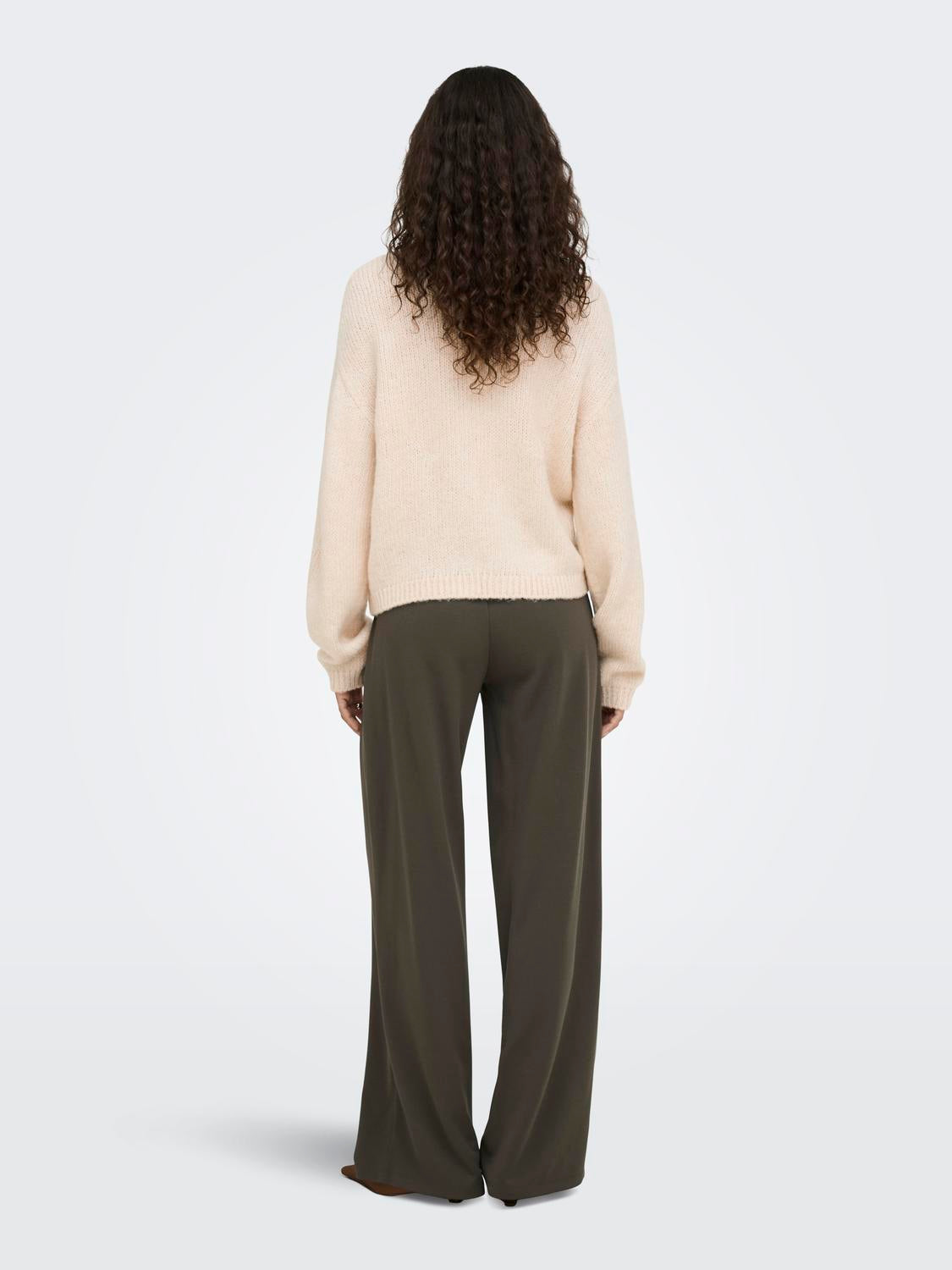 model_shot-back