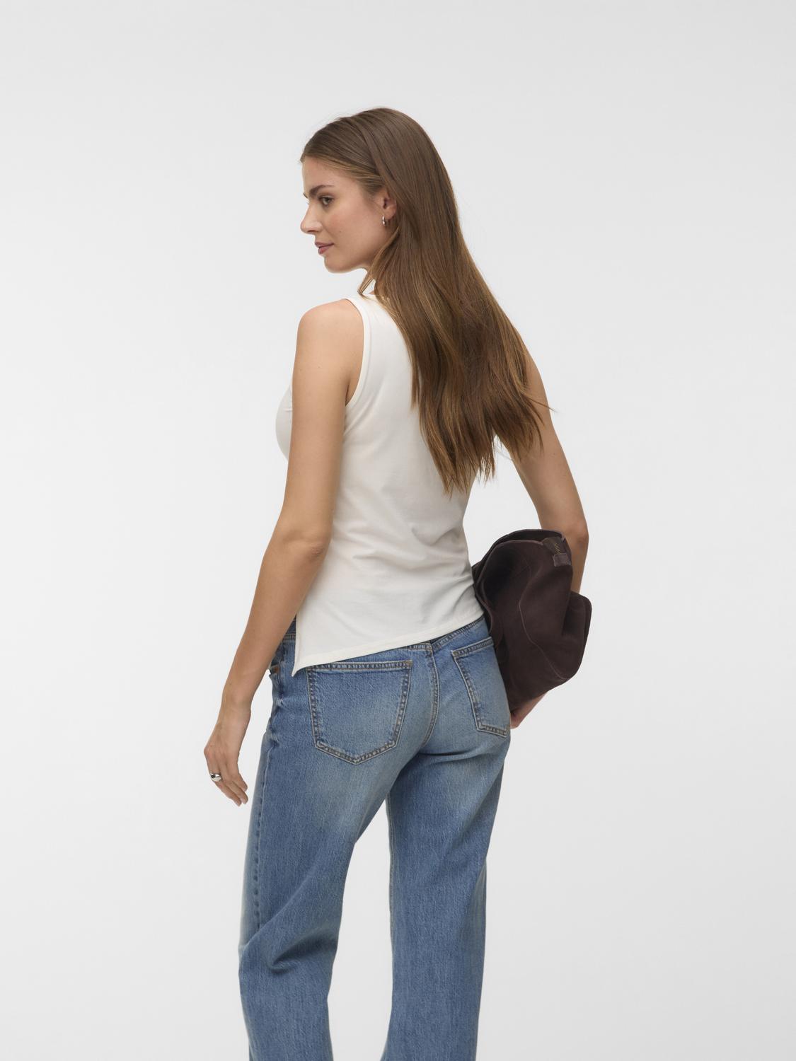 model_shot-back