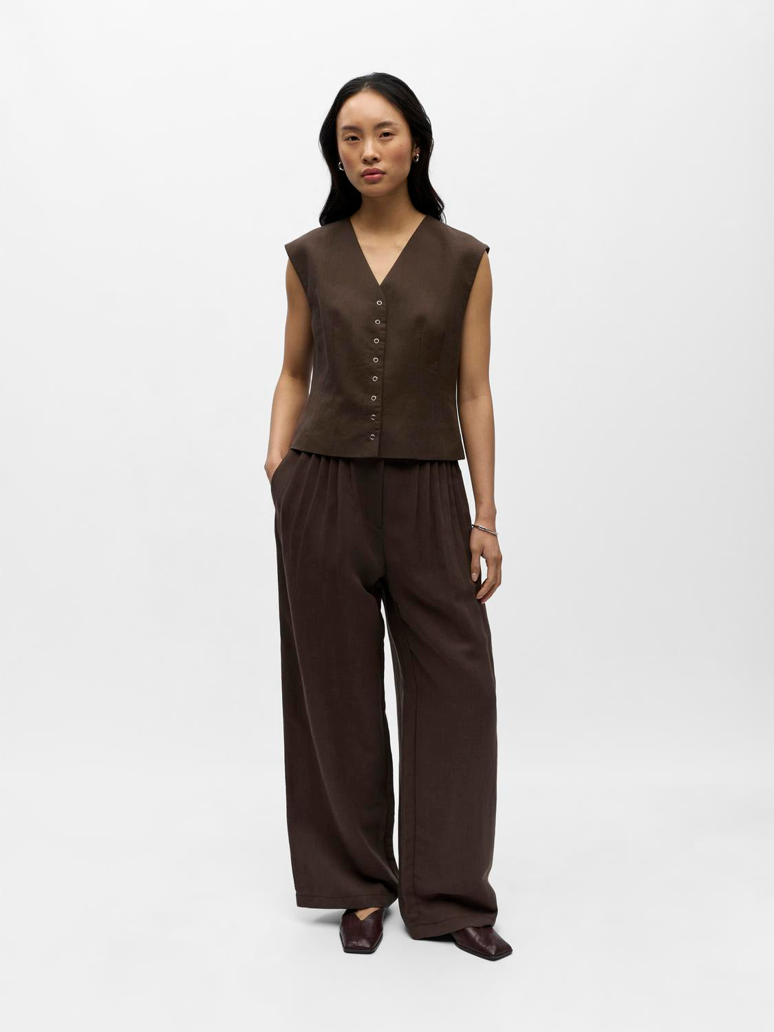 model_shot-front_full