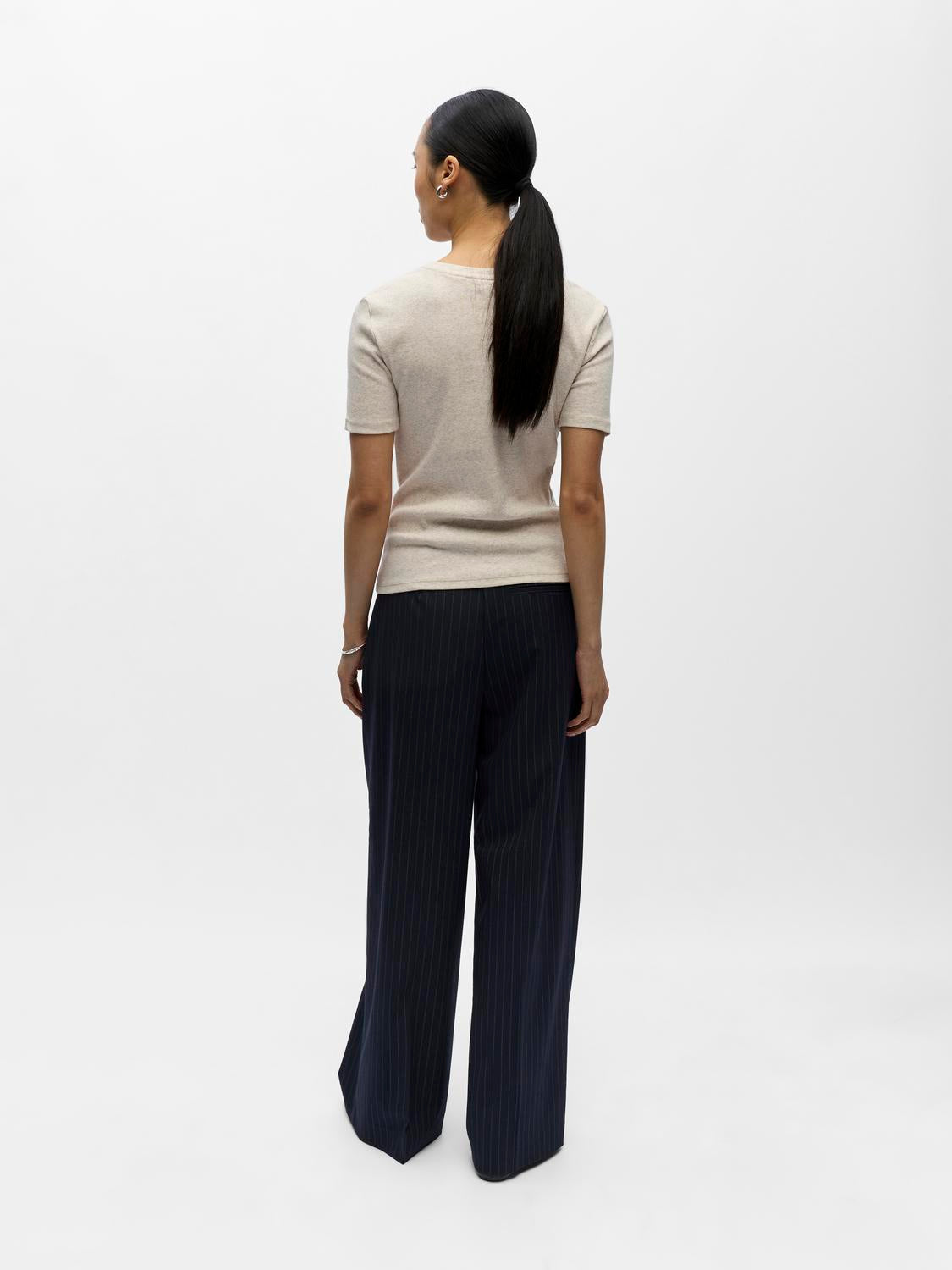 model_shot-back