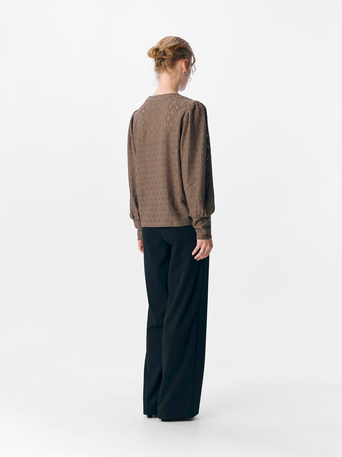 model_shot-back