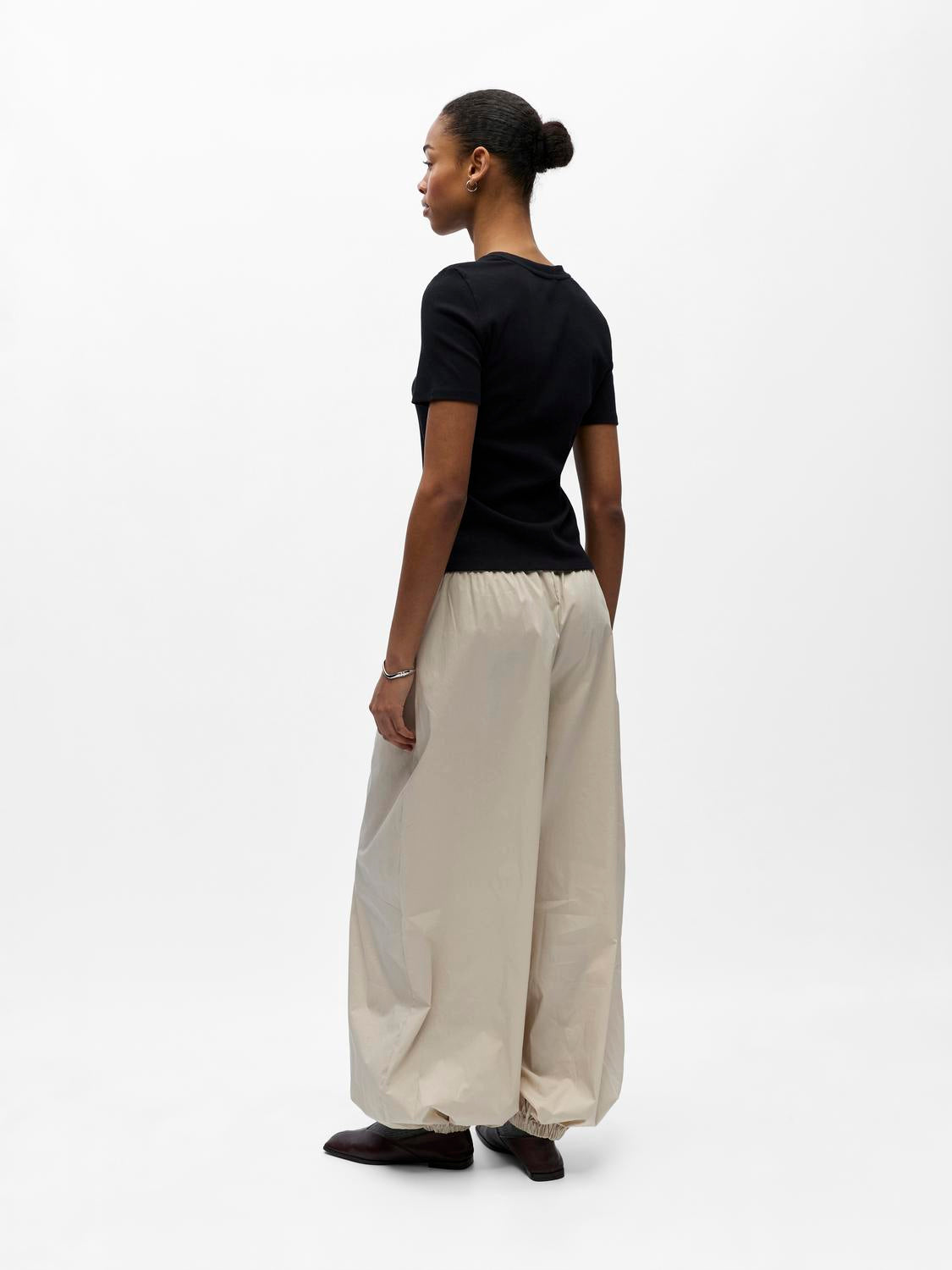 model_shot-back