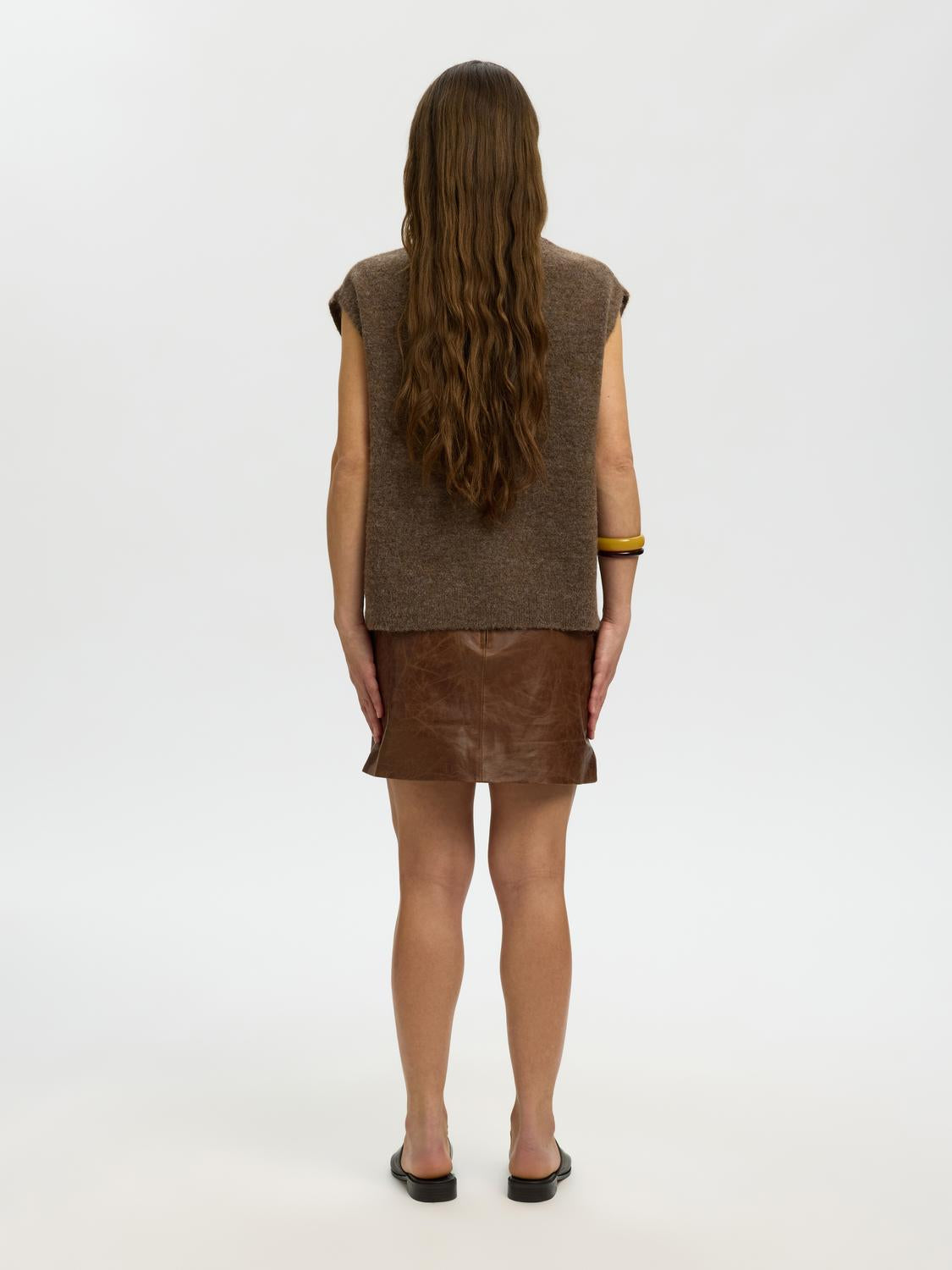 model_shot-back