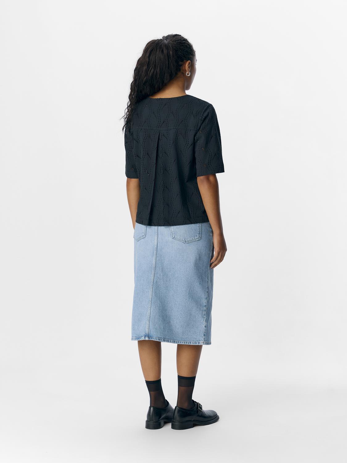 model_shot-back