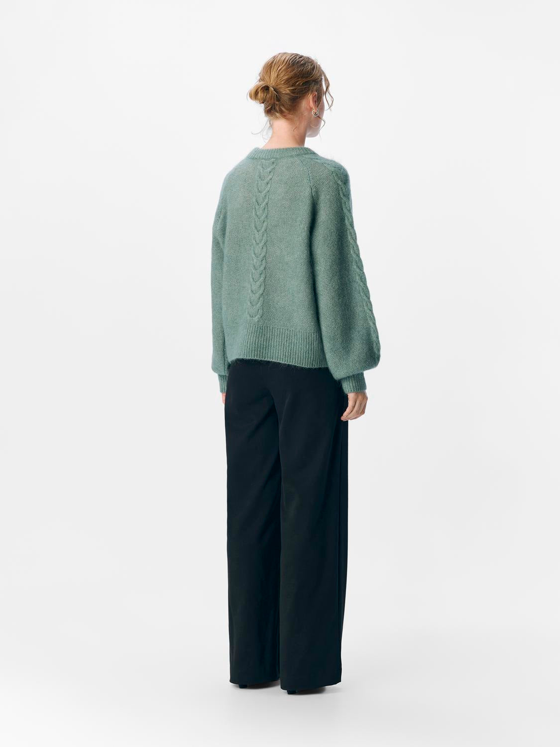 model_shot-back