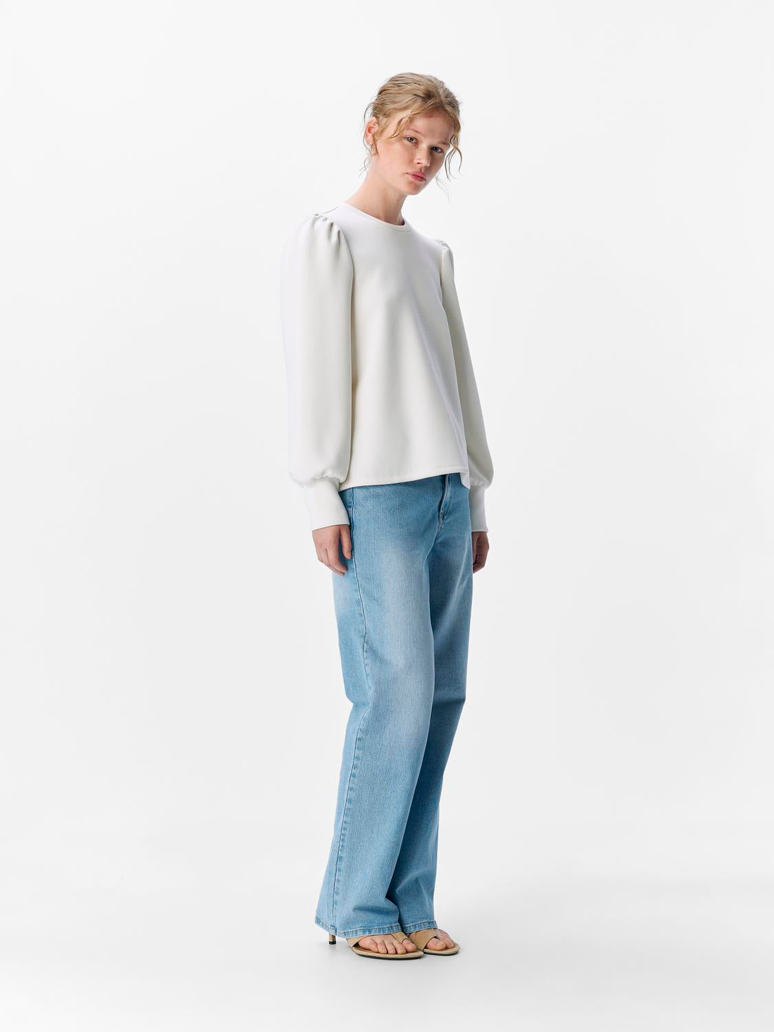 model_shot-front_full