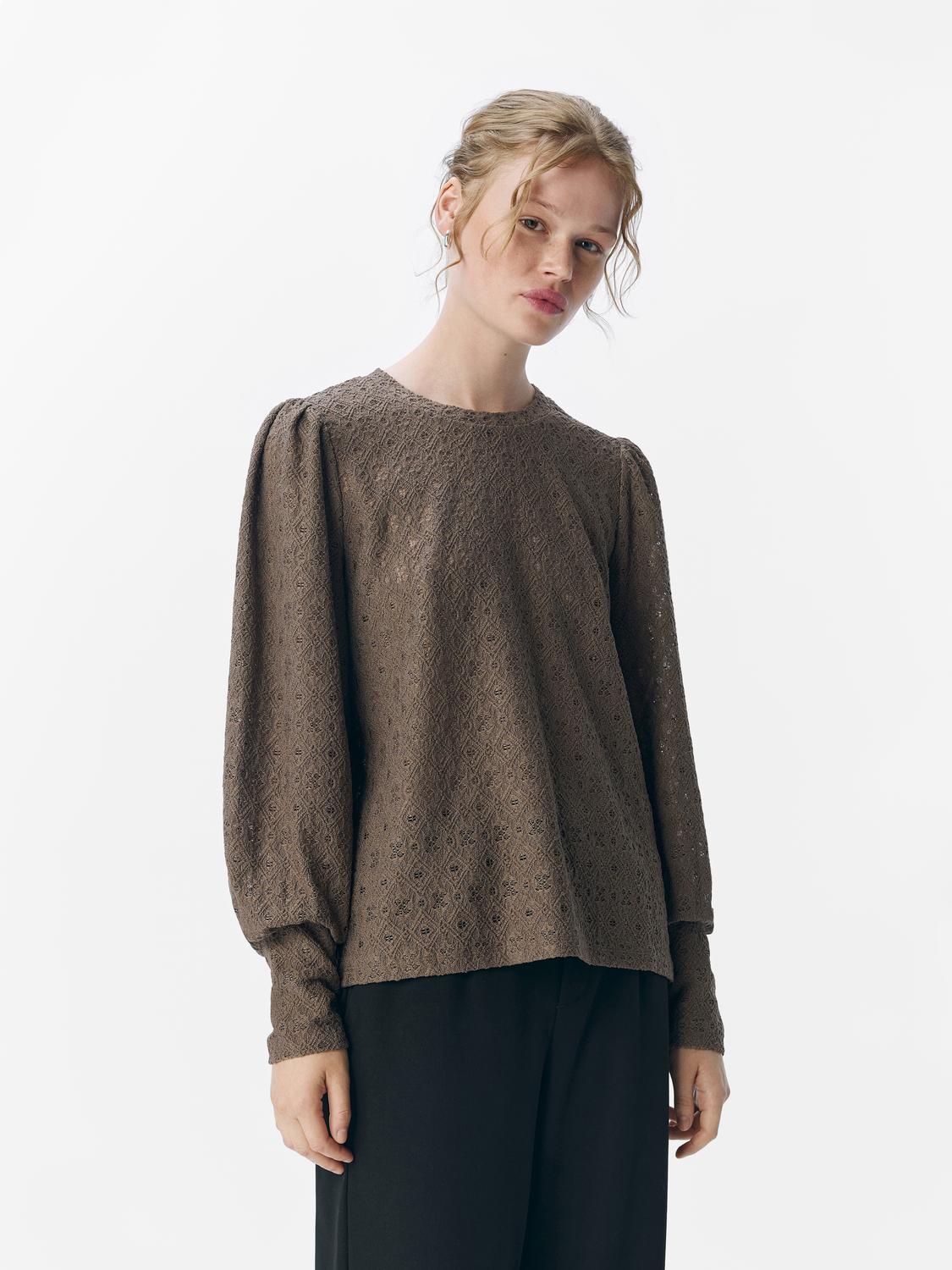 model_shot-front
