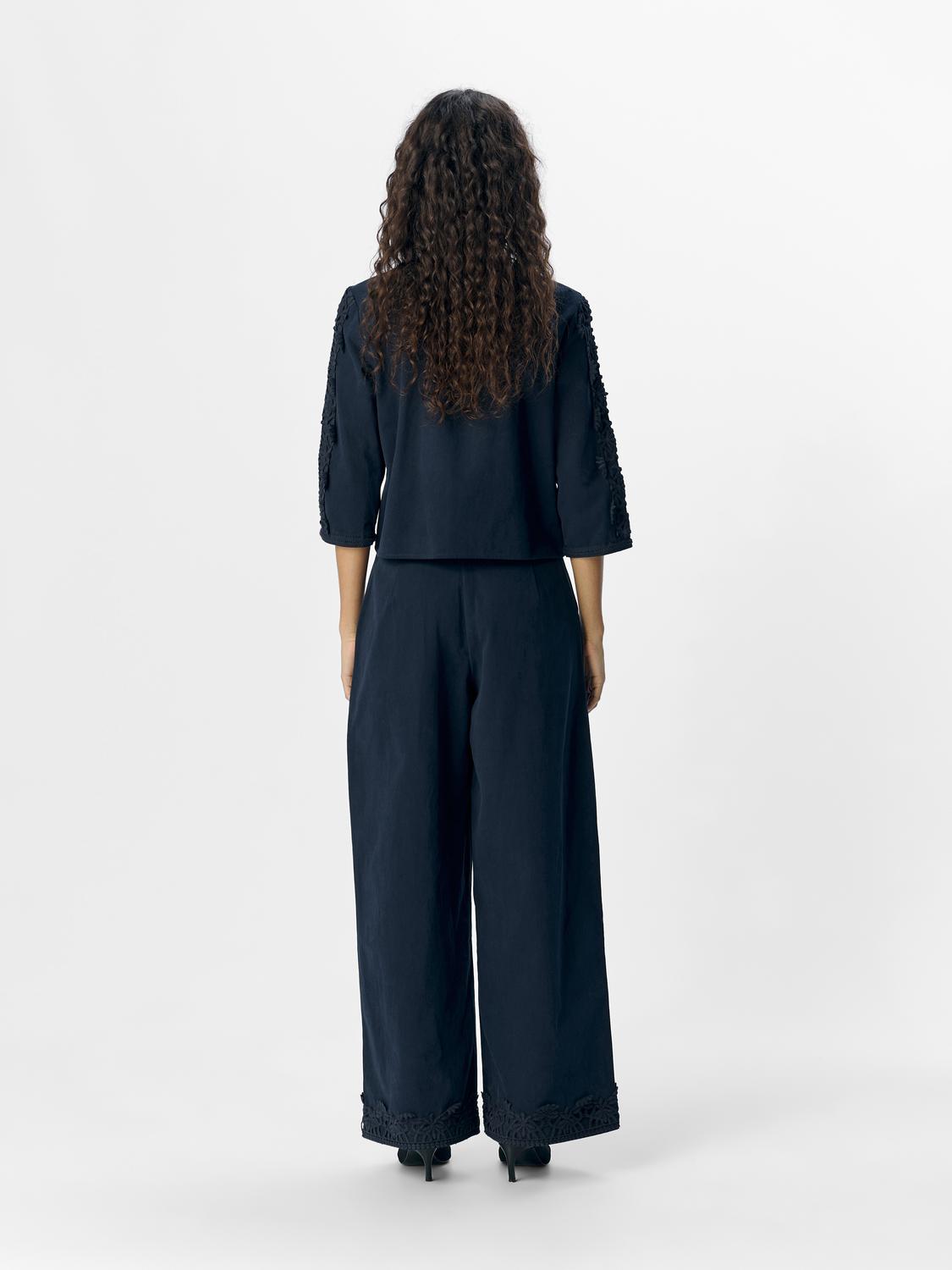 model_shot-back