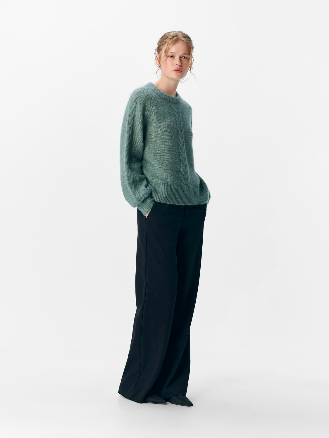 model_shot-front_full