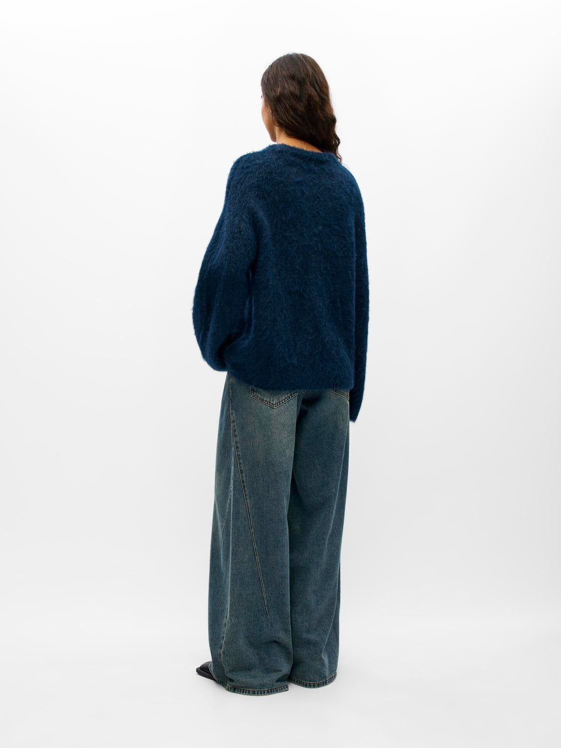model_shot-back