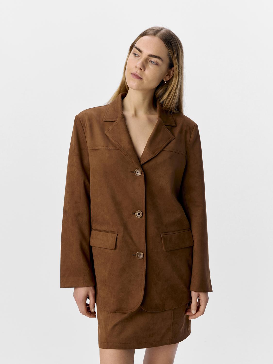 model_shot-front