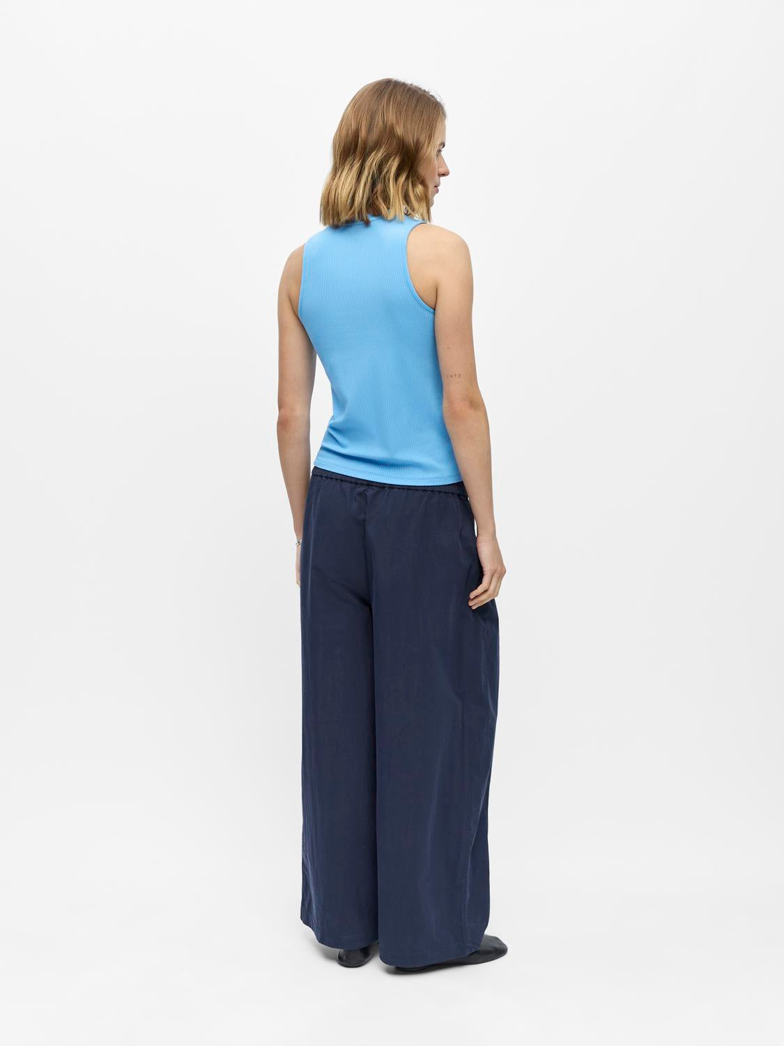 model_shot-back