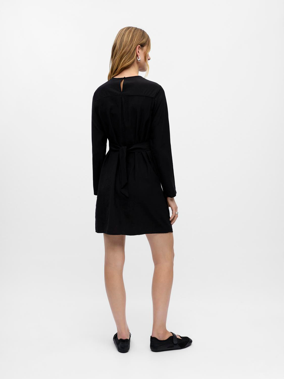 model_shot-back
